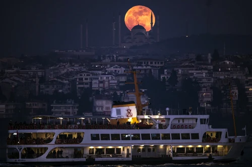 Superluna albastră - sângerie în Istanbul. FOTO EPA-EFE