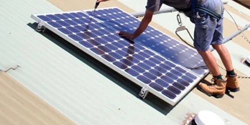 Proprietarii de case pot beneficia de subvenţii pentru panouri solare. Arhivă