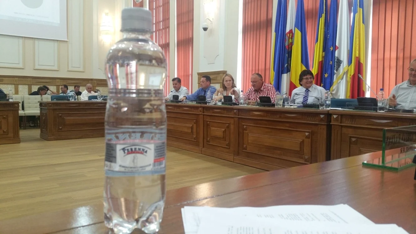 Perenna, marca de apă favorită la Primăria Timişoara FOTO Daniel Dancea