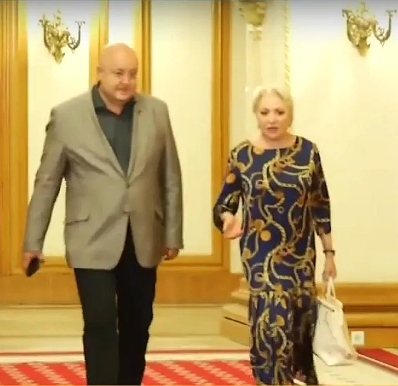11 viorica dancila rochie lanturi 3 jpg jpeg