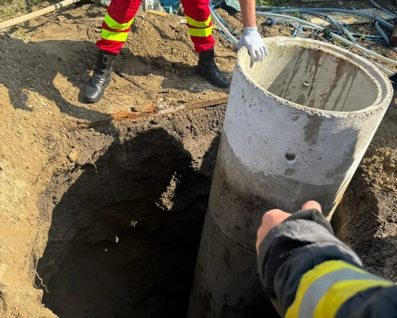 O fetiță de 8 ani a căzut într-o fântână în construcție. Intervenție dramatică a pompierilor din Vrancea