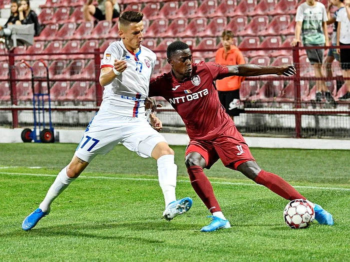 
    George Cîmpeanu și Michael Pereira își dispută balonul în ultima confruntare dintre Botoșani și CFR ClujFoto: Sport Pictures  