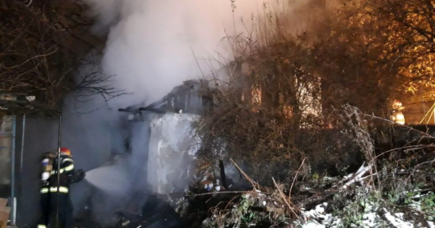 VIDEO Incendiu la casa parohială a renumitului monument istoric Biserica Olari din Curtea de Argeş
