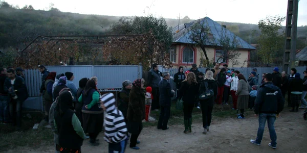 Vecinii s-au adunat la poarta familiei Sincu, crezând că mama şi fiul ei au fost ucişi