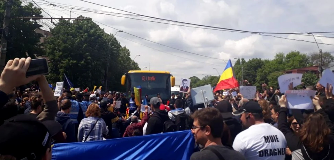 Sute de manifestanţi au blocat autocarele PSD FOTO Facebook/ Galaţiul nostru