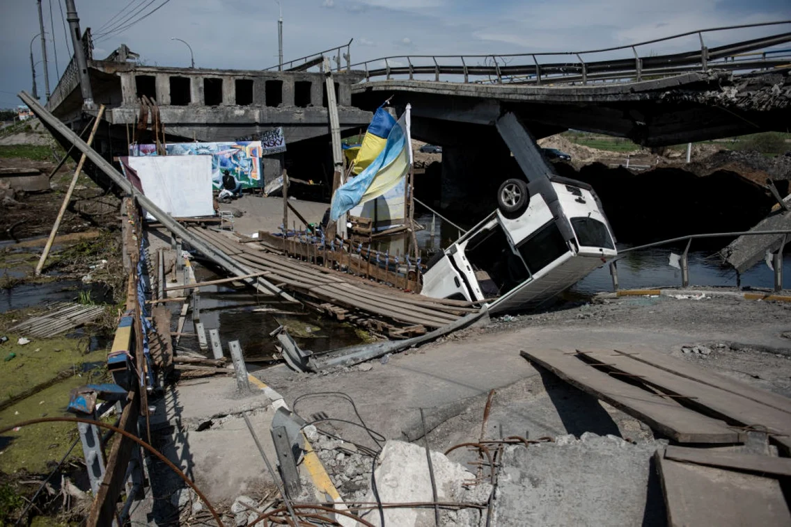 Razboi Ucraina O emisiune de stiri nationala ucraineana este inregistrata langă podul distrus peste râul Irpin 7 mai 2022 in Irpin Ucraina FOTO Getty Images