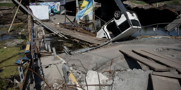 Razboi Ucraina O emisiune de stiri nationala ucraineana este inregistrata langă podul distrus peste râul Irpin 7 mai 2022 in Irpin Ucraina FOTO Getty Images