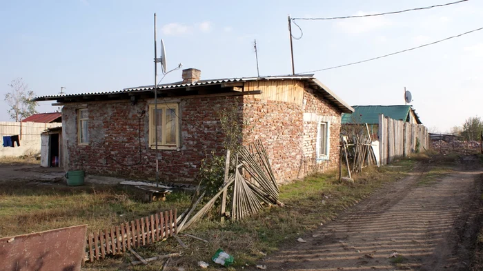 De mai bine de 20 de ani convieţuiesc în zona fostei fabrici de cărămidă