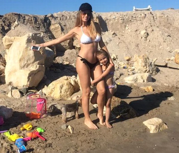 Andreea Bănică se aflăm în vacanţă pe litoral