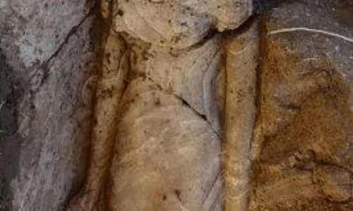 Statuia unei prințese descoperite în Egipt jpeg