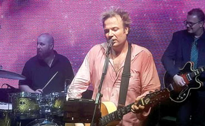 
    Aşa arăta cămaşa lui Dan Helciug la concertul de lansare a albumului “HeArt”  