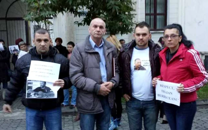 Gabriela Berbeceanu s-a alăturat celor care au manifestat în semn de susţinere pentru Traian Berbeceanu. SURSA FOTO: Facebook / Razvan Soldan.