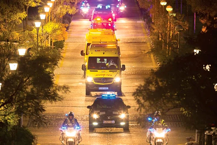 Patru echipaje de medici, însoţite de Poliţie, au transferat bolnava dintr-un spital în altul