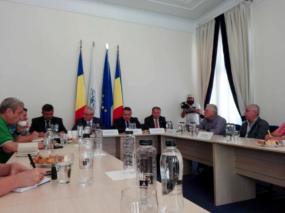 Reprezentanţii Camerei alături de preşedintele ei FOTO Claudia Untaru