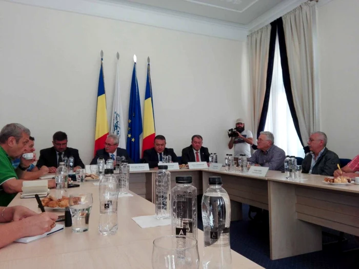 Reprezentanţii Camerei alături de preşedintele ei FOTO Claudia Untaru