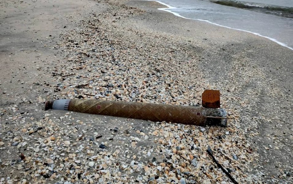 Un element de rachetă, găsit în apropierea ţărmului, în zona plajei Venus-Saturn. Accesul a fost restricţionat