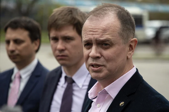 Ivan Pavlov (primul din imagine) alături de alţi doi colegi din Komanda 29 FOTO EPA-EFE
