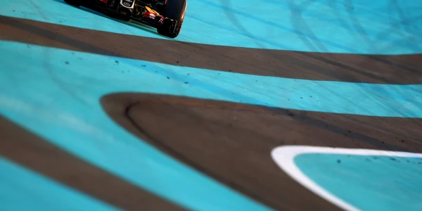 Venezueleanul Pastor Maldonado de la echipa Lotus concurează în timpul Marelui Premiu de Formula 1 al Abu Dhabi Formula ăe circuitul Yas Marina în Abu Dhabi Emiratele Arabe Unite FOTO Guliver/GettyImages