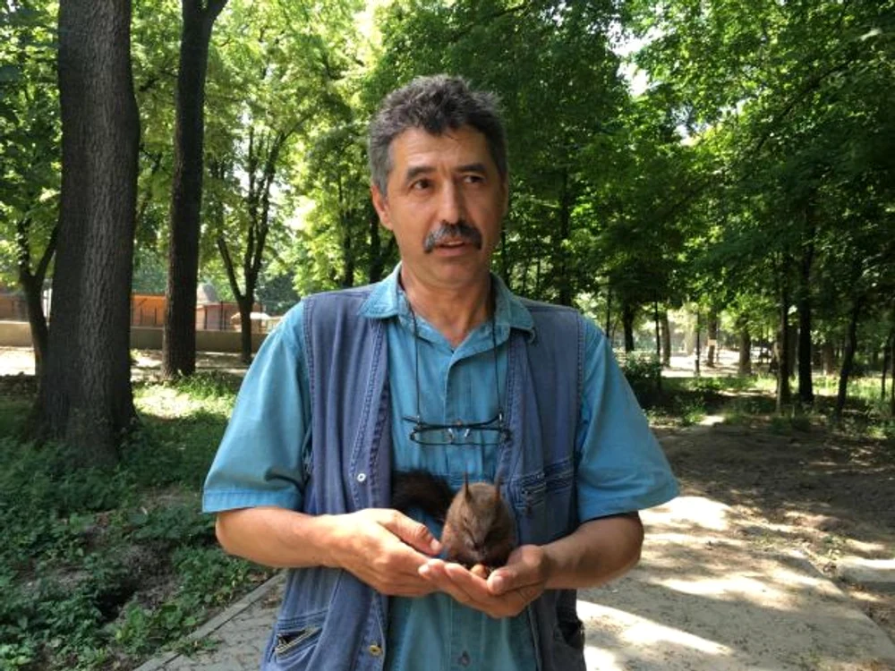
    Nea Păun are grijă de veveriţă ca de ochii din cap  