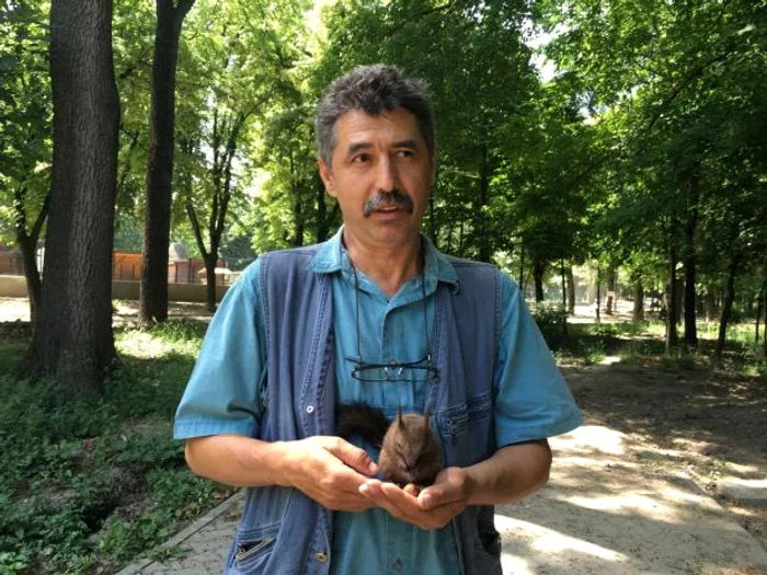 
    Nea Păun are grijă de veveriţă ca de ochii din cap  