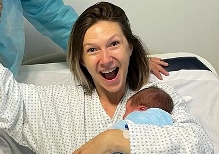 
    Adela Popescu a născut cel de-al treilea copil după un travaliu de patru orefoto: arhiva personală  