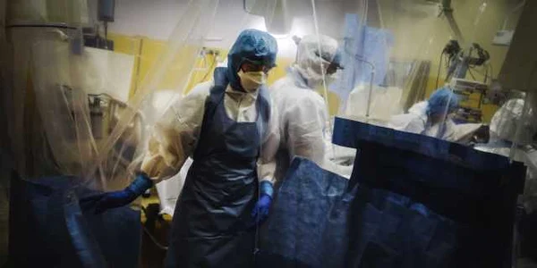 Medici pacient coronavirus COVID 19 pandemie spital terapie intensivă FOTO AFP