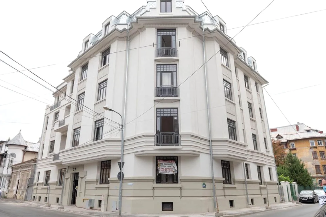 Blocul recent consolidat în care a locuit Radu Beligan se află pe strada Spătarului 