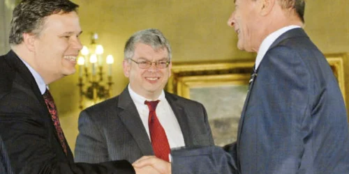 Traian Băsescu își asumă să respecte măsurile impuse de Jeffrey Franks (stânga), șeful misiunii FMI din România