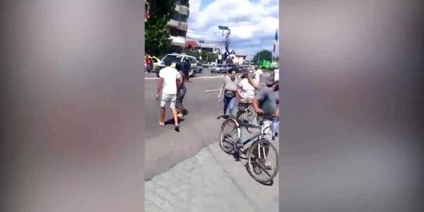 Poliţişti bătuţi în stradă. Scandal monstru la înmormântarea fetiţei de 13 ani lovită mortal
