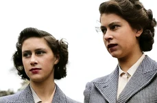 Regina Elisabeta a II-a și sora ei, Margaret (sursa foto OkMagazine)
