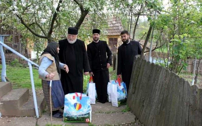 Preoţi de la Galaţi distribuind ajutoare nevoiaşilor FOTO Arhiepiscopia Dunării de Jos