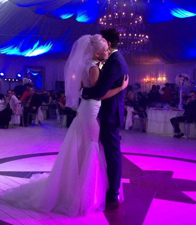 Mirii deschis seara de dans cu un vals