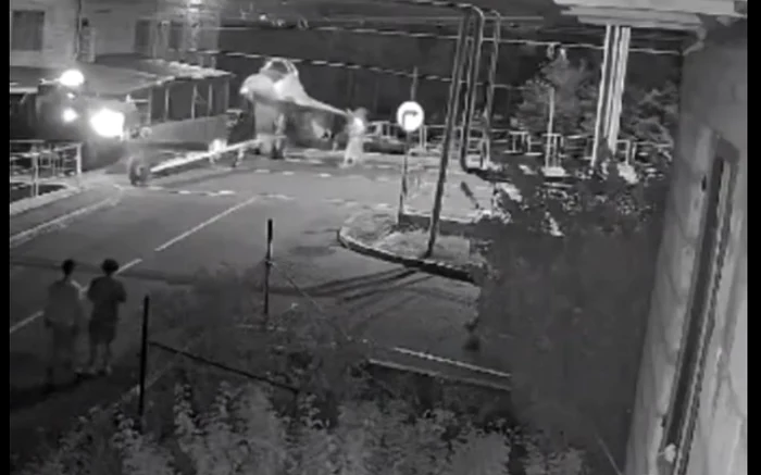 Momentul avarierii avionului rusesc. FOTO captură video Ukraine Breaking News