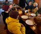 Valentin Sanfira și colega Claudia Ghițulescu au servit mici de 1 Mai cu seniorii de la Căminul de bătrâni Ioachim și Ana, din Mogoșoaia foto: Instagram 