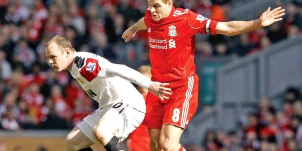Rooney (stânga) şi Gerrard  se vor întâlni iar într-un meci încrâncenat 