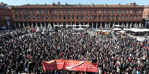 Sute de oameni s-au strâns în piaţa Capitole din Toulouse în memoria victimelor ucise de Mohamed Merah AFP