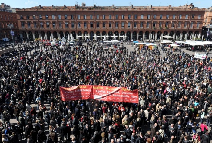 Sute de oameni s-au strâns în piaţa Capitole din Toulouse în memoria victimelor ucise de Mohamed Merah FOTO AFP