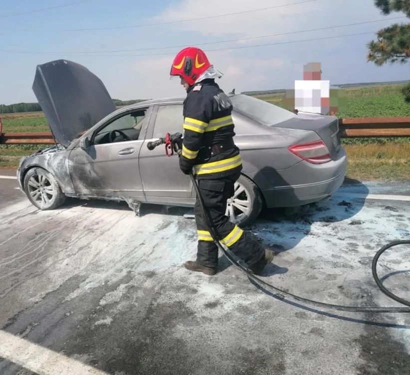Maşina a fost cuprinsă de flăcări din cauza unei defecţiuni la motor FOTO ISU Ialomiţa