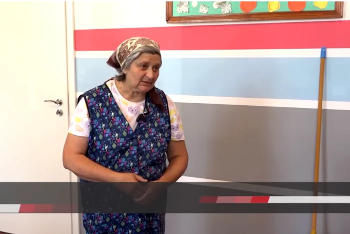 Elena Negru este femeie de serviciu la școala unde fiul său a ajuns director FOTO stiridispora.ro