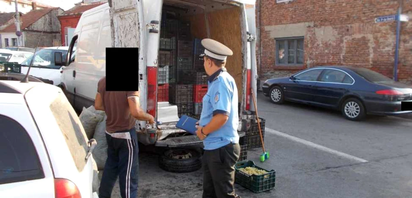 Vânzătorii ambulanţi, sancţionaţi de poliţiştii locali FOTO Poliţia Locală Drobeta Turnu Severin