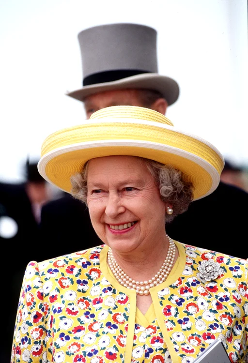 Iunie 1996: Regina Elisabeta a II-a a Marii Britanii poartă un costum realizat de designerul Hardy Amies