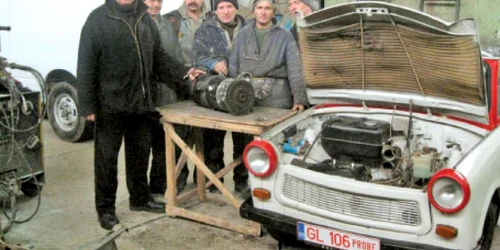 Marin Dobre  şi mecanicii care au construit trabantul electric