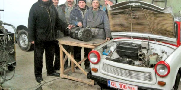 Marin Dobre  şi mecanicii care au construit trabantul electric