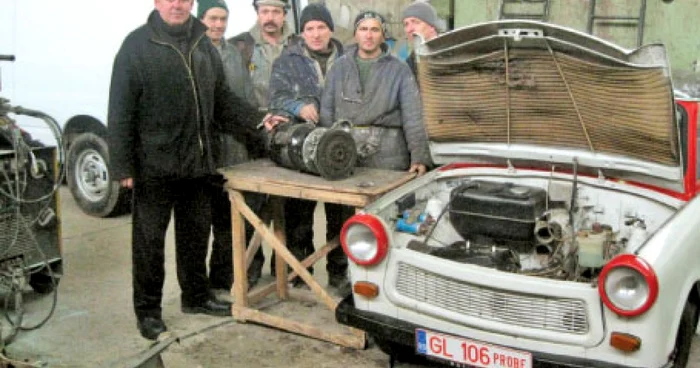 Marin Dobre şi mecanicii care au construit trabantul electric