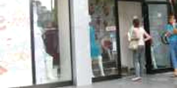 Reducerile au golit magazinele de haine