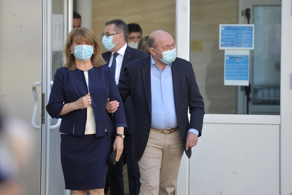 Maria Băsescu a venit la braț cu soțul ei, candidat la Primăria Capitalei. Ea a impresionat prin eleganță, el prin burtica ce depășea cureaua pantalonilor