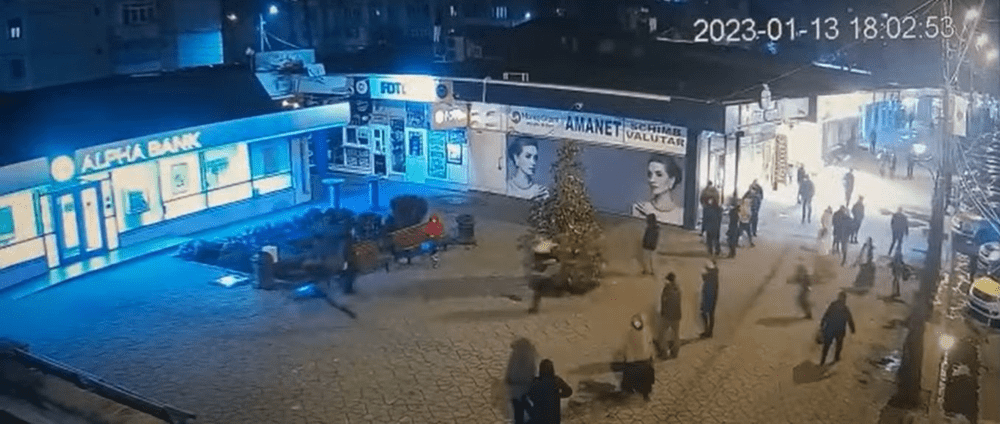 Adolescentul care a lovit o polițistă cu piciorul în față a fost arestat. Plasarea lui în arest la domiciliu a stârnit proteste VIDEO