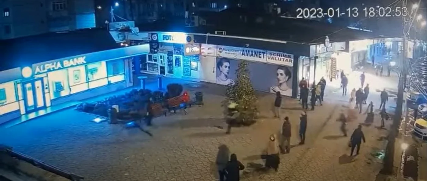 Momentul în care adolescentul o ia la fugă cu polițiștii pe urmele lui FOTO captură video