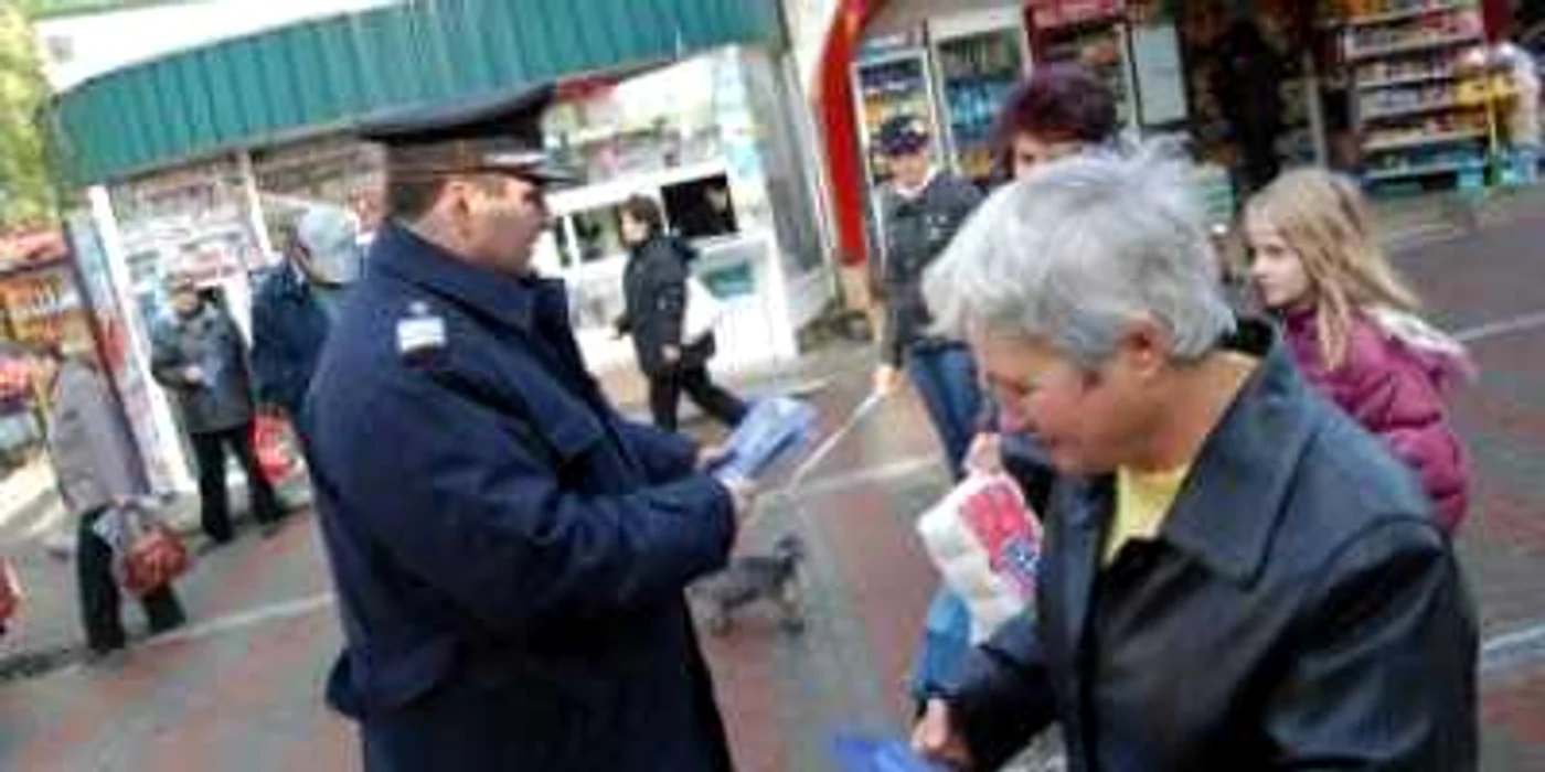 Slatina:Poliţiştii au împărţit pliante despre votul ilegal