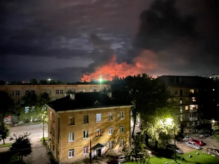 Incendiu puternic pe aerodromul de lângă Pskov, în vestul Rusiei FOTO Nexta TV via Twitter